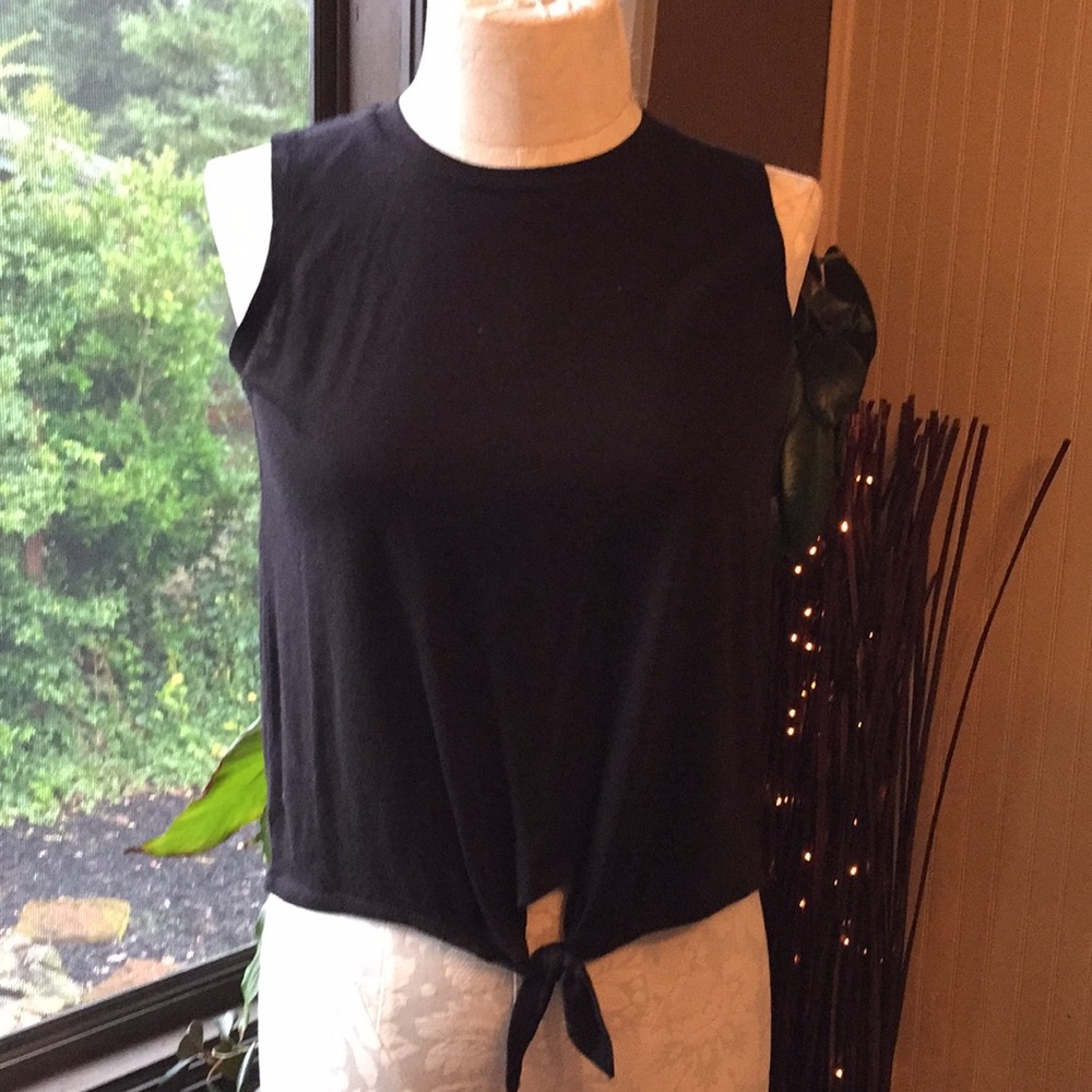 Black tank top size‎ medium knot tie in front